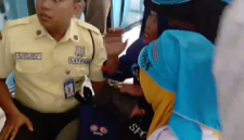 Pendemo Perempuan jatuh pingsan di kantor Cabang BRI Cabang Medan (Dok-Foto)