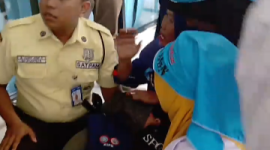 Pendemo Perempuan jatuh pingsan di kantor Cabang BRI Cabang Medan (Dok-Foto)