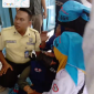 Pendemo Perempuan jatuh pingsan di kantor Cabang BRI Cabang Medan (Dok-Foto)