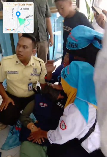 Pendemo Perempuan jatuh pingsan di kantor Cabang BRI Cabang Medan (Dok-Foto)