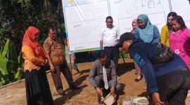Peletakan batu pertama. Fasilitas Pendidikan berlokasi di Jalan Jendral Sudirman, Kelurahan Aek Parombunan, Kecamatan Sibolga Selatan (Dok-Poto)