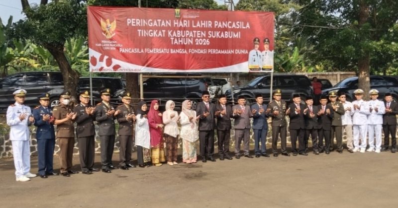 Upacara khidmat ini turut dihadiri oleh Wakil Bupati Sukabumi H. Andreas, Sekda H. Ade Suryaman, unsur Forkopimda, serta jajaran kepala perangkat daerah. Usai prosesi di lapangan, jajaran Pemerintah Kabupaten Sukabumi langsung bergeser ke Aula Dinas Perhubungan untuk mengikuti jalannya Peringatan Hari Lahir Pancasila Tingkat Nasional secara virtual.
