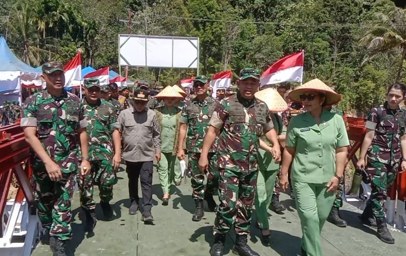 Kepala Staf TNI Angkatan Darat (KASAD), Jenderal TNI Maruli Simanjuntak bersama Pangdam I BB Mayjen TNI Hendy Antariksa dan Bupati Tapteng Masinton Pasaribu meresmikan jembatan modular tipe 21 di Desa Lubuk Ampolu, Kecamatan Badiri (Dok-Poto)