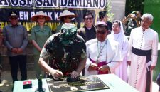 Bupati Tapanuli Tengah, Masinton Pasaribu, S.H., M.H., didadampingi Wakil Bupati Tapanuli Tengah Mahmud Efendi dan Forkopimda Tapteng, pada hari Senin 8 Juni 2026, di Lapangan Sepakbola Pandan bersama Forkopimda menyambut kunjungan kerja Kepala Staf Angkatan Darat (KSAD) Jenderal TNI Maruli Simanjuntak, M.Sc., bersama Ketua Umum Persit Kartika Chandra Kirana (KCK) Ny. Paulina Maruli Simanjuntak dan rombongan (Dok-Poto)
