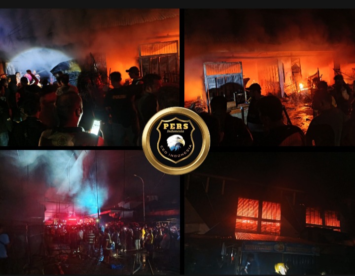 Pasar Terminal Sibolga Nauli dilalap si jago merah pada malam hari ini. Asap tebal membumbung tinggi di langit malam (Dok-Poto)