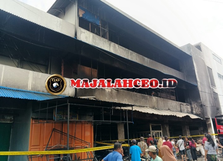 Pasar Terminal Sibolga Nauli pada malam 11 Juli 2026, Walikota Sibolga hari ini langsung meninjau lokasi kejadian yang kini tinggal puing-puing hangus terbakar (Dok-Poto)