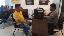 Asisten Pemerintahan yang juga Plh Dinas Sosial Pemerintah Kota (Pemko) Sibolga, Denni Aprilsyah Lubis dilaporkan wartawan ke Polres Sibolga (Dok-Poto)