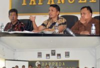 Kepala Dinas Komunikasi dan Informatika (Kominfo) Kabupaten Tapanuli Tengah (Tapteng), Budi Joniar H. Siahaan, SE, MM, didampingi Kepala Badan Pusat Statistik (BPS) Kabupaten Tapanuli Tengah, Akhirul Miswar, ME Nasution (Dok-Poto)