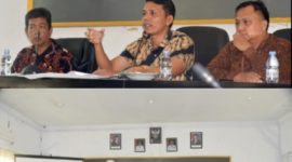 Kepala Dinas Komunikasi dan Informatika (Kominfo) Kabupaten Tapanuli Tengah (Tapteng), Budi Joniar H. Siahaan, SE, MM, didampingi Kepala Badan Pusat Statistik (BPS) Kabupaten Tapanuli Tengah, Akhirul Miswar, ME Nasution (Dok-Poto)