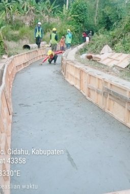PEMBANGUNAN DAM PARIT DI DESA CIPANEUNGAH DORONG KELANCARAN IRIGASI PERTANIAN