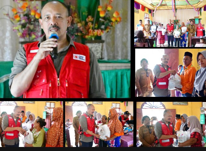 PMI Jakarta Utara menyalurkan bantuan paket sembako kepada masyarakat terdampak bencana di Kelurahan Bonalumban, Kecamatan Tukka (Dok-Poto)