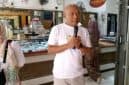 Koordinator Pasar Cibadak menyampaikan sambutan saat acara HUT RI ke-81 dan pemotongan tumpeng di pasar.