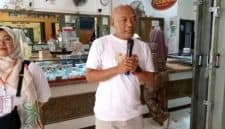 Koordinator Pasar Cibadak menyampaikan sambutan saat acara HUT RI ke-81 dan pemotongan tumpeng di pasar.