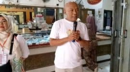 Koordinator Pasar Cibadak menyampaikan sambutan saat acara HUT RI ke-81 dan pemotongan tumpeng di pasar.