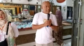 Koordinator Pasar Cibadak menyampaikan sambutan saat acara HUT RI ke-81 dan pemotongan tumpeng di pasar.