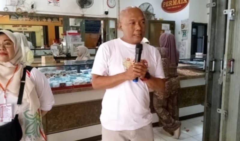 Koordinator Pasar Cibadak menyampaikan sambutan saat acara HUT RI ke-81 dan pemotongan tumpeng di pasar.