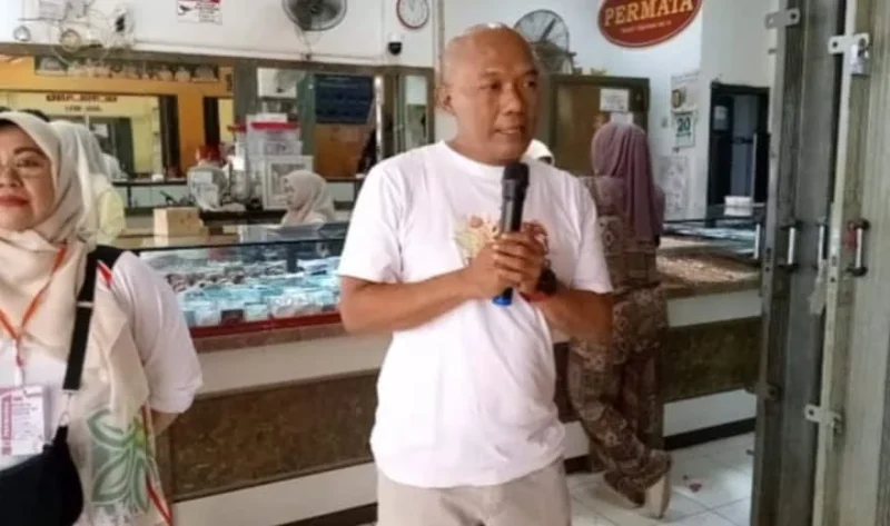 Koordinator Pasar Cibadak menyampaikan sambutan saat acara HUT RI ke-81 dan pemotongan tumpeng di pasar.