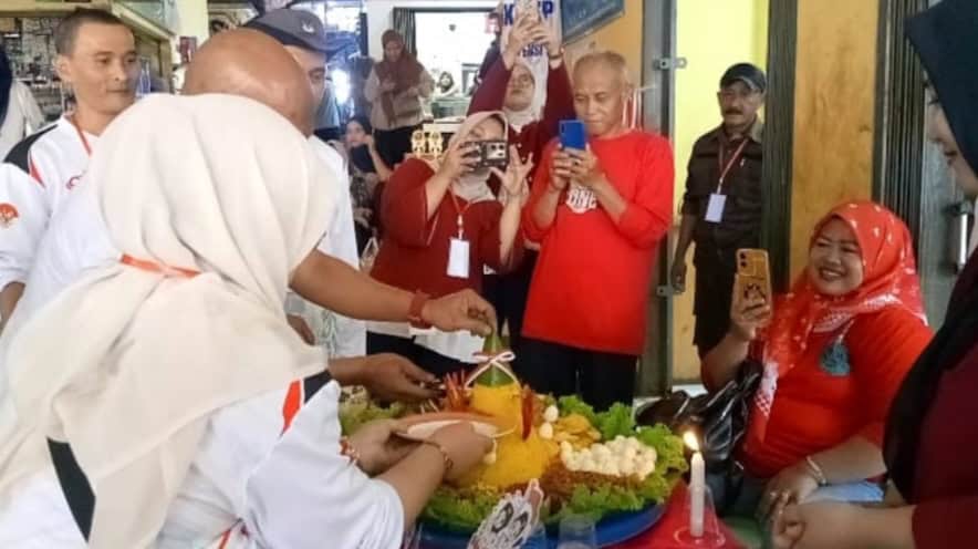 Perayaan HUT RI ke-81 di Pasar Cibadak dengan pemotongan tumpeng dan warga yang antusias.