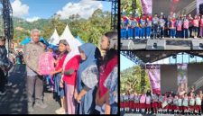Sekretaris Daerah Kabupaten Tapanuli Tengah, Drs. Binsar TH Sitanggang, M.SP., menyerahkan bantuan perlengkapan sekolah kepada peserta didik melalui Dinas Pendidikan Kabupaten Tapanuli Tengah (Dok-Poto)