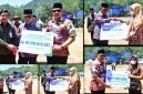Bupati Masinton Pasaribu, SH, MH didampingi Wakil Bupati Tapanuli Tengah Mahmud Efendi dan Kepala Kantor BPJS Ketenagakerjaan Cabang Sibolga-Tapteng, Faisal Yusuf menyerahkan jaminan sosial ketenagakerjaan kepada masyarakat sebesar Rp. 264.628.390 (Dok-Poto)