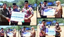 Bupati Masinton Pasaribu, SH, MH didampingi Wakil Bupati Tapanuli Tengah Mahmud Efendi dan Kepala Kantor BPJS Ketenagakerjaan Cabang Sibolga-Tapteng, Faisal Yusuf menyerahkan jaminan sosial ketenagakerjaan kepada masyarakat sebesar Rp. 264.628.390 (Dok-Poto)