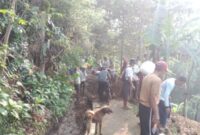 Gerak Cepat Kades Yudi Guntara Bersama Warga Tangani Kerusakan Irigasi di Kampung Kaladi.(Dok-Foto)