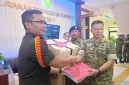 Oditurat Militer II-07 Jakarta menyerahkan berkas perkara sekaligus barang bukti (di dalam kardus berwarna cokelat) dalam kasus dugaan penganiayaan terhadap aktivis Komisi untuk Orang Hilang dan Korban Tindak Kekerasan aktifis KontraS (Dok-Foto)