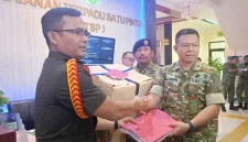 Oditurat Militer II-07 Jakarta menyerahkan berkas perkara sekaligus barang bukti (di dalam kardus berwarna cokelat) dalam kasus dugaan penganiayaan terhadap aktivis Komisi untuk Orang Hilang dan Korban Tindak Kekerasan aktifis KontraS (Dok-Foto)
