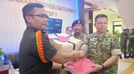 Oditurat Militer II-07 Jakarta menyerahkan berkas perkara sekaligus barang bukti (di dalam kardus berwarna cokelat) dalam kasus dugaan penganiayaan terhadap aktivis Komisi untuk Orang Hilang dan Korban Tindak Kekerasan aktifis KontraS (Dok-Foto)