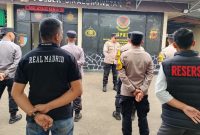 jajaran Polsek Cikalongwetan Polres Cimahi melaksanakan kegiatan pengamanan di Rumah Ibadah Shalom Pantekosta ( Dok- Foto) 