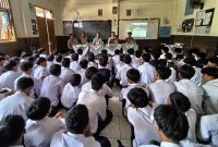 Polsek Cikalongwetan Polres Cimahi melaksanakan kegiatan Police Goes To School di SMP dan SMA IT Daarul Azkia ( Dok - Foto ).