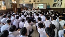 Polsek Cikalongwetan Polres Cimahi melaksanakan kegiatan Police Goes To School di SMP dan SMA IT Daarul Azkia ( Dok - Foto ).