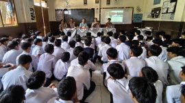 Polsek Cikalongwetan Polres Cimahi melaksanakan kegiatan Police Goes To School di SMP dan SMA IT Daarul Azkia ( Dok - Foto ).