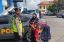 Kedatangan Myesha bersama sang ibu ke Mapolres Kebumen disambut hangat oleh personel Sat Samapta Polres Kebumen, ( Dok - Foto )
