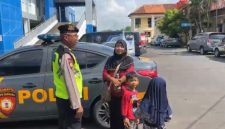 Kedatangan Myesha bersama sang ibu ke Mapolres Kebumen disambut hangat oleh personel Sat Samapta Polres Kebumen, ( Dok - Foto )