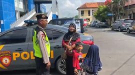 Kedatangan Myesha bersama sang ibu ke Mapolres Kebumen disambut hangat oleh personel Sat Samapta Polres Kebumen, ( Dok - Foto )