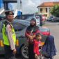 Kedatangan Myesha bersama sang ibu ke Mapolres Kebumen disambut hangat oleh personel Sat Samapta Polres Kebumen, ( Dok - Foto )