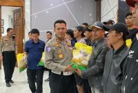 Kepala Satuan Lalu Lintas (Kasat Lantas) Polrestabes Bandung, AKBP A.H. Hudi Arif, S.T.P., S.I.K., M.A., salurkan bantuan pangan, ( Dok - Foto )