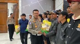 Kepala Satuan Lalu Lintas (Kasat Lantas) Polrestabes Bandung, AKBP A.H. Hudi Arif, S.T.P., S.I.K., M.A., salurkan bantuan pangan, ( Dok - Foto )