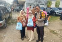 Pendampingan anggota Polsek terhadap 100 warga Desa Cipada I, Kecamatan Cikalongwetan, ( Dok - Foto )