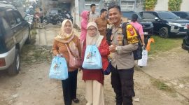 Pendampingan anggota Polsek terhadap 100 warga Desa Cipada I, Kecamatan Cikalongwetan, ( Dok - Foto )