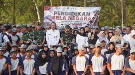 Komandan Korem 062/Tarumanagara, Kolonel Inf. Dadi Sutandi, S.E., M.M., Menutup Pendidikan Bela Negara, ( Dok - Foto )