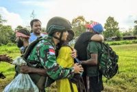 Yonif 410/Alugoro Berhasil Merebut Hati 37 OPM Kembali ke NKRI, ( Dok - Foto )
‎