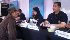 Pelayanan Kesehatan Gratis kepada Masyarakat di Car Free Day di Dago Cikapayang, ( Dok - Foto )