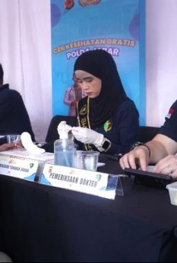 Polda Jabar Berikan Pelayanan Kesehatan Gratis kepada Masyarakat pada Kegiatan Car Free Day di Dago Cikapayang
