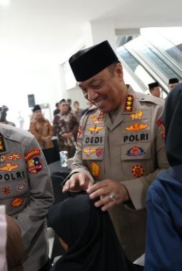 Revitalisasi Masjid Panggilan Sujud, Wakapolri Berbagi Kebahagiaan Bersama Anak-Anak Yatim
