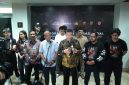 Kapolda Jabar bersama para pelaku seni, ( Dok - Foto )