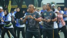 Komjen Pol. Rudi Setiawan, S.I.K., S.H., M.H., dalam kegiatan olahraga bersama, ( Dok - Foto )