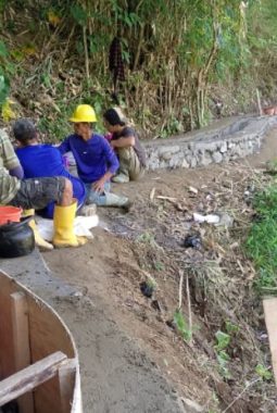 Kelompok Perkumpulan Pengguna Air( P3A ) Sanggar Mukti Desa Sukamukti Laksanakan Pembangunan Saluran Air Sesuai Spesifikasi Program.