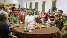 Pangdam III/Siliwangi Mayor Jenderal TNI Kosasih, S.E., M.M.,bersama para pengusaha, ( Dok - Foto)